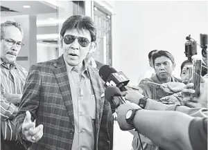  ?? — Gambar Bernama ?? PENJELASAN: Jamal Abdillah ketika ditemui media ketika hadir ke Kompleks Mahkamah Kuala Lumpur semalam.