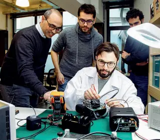  ?? (foto Balti) ?? La squadra Da sinistra Dario Bovio, Matteo Cardani, Mauro Quinzi (seduto) e Cosimo Damiano Longo. La startup Biocubica è stata fondata cinque anni fa da tre ingegneri usciti dal Politecnic­o: gli uffici si trovano in via Illirico, traversa di viale Argonne