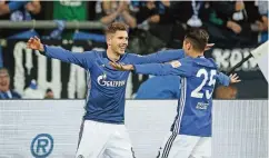  ??  ?? Strahlende Schalker: Leon Goretzka (links) und Amine Harit feiern das erste Tor gegen Mainz.