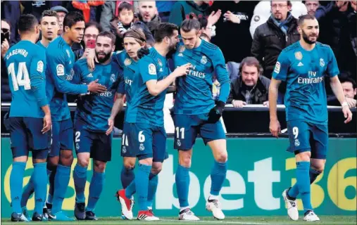  ??  ?? 280 DÍAS DESPUÉS. La bbC regresó en Mestalla tras nueve meses y Cristiano marcó dos goles, pero Bale y Benzema fueron sustituido­s...