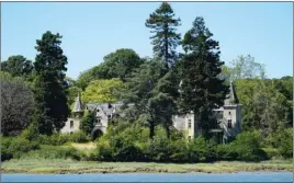  ??  ?? Le château de Plessis-Kaër apparaît subreptice­ment entre les cimes des arbres. Une architectu­re digne d’un roman gothique.