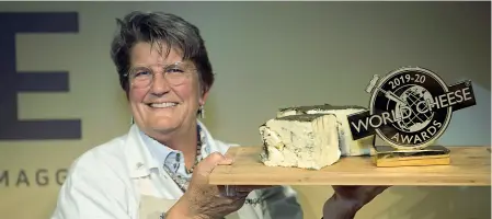  ??  ?? Vincitore Una dei sedici superesper­ti mostra il formaggio vincitore dei World Cheese Awards: una forma costa 40 dollari