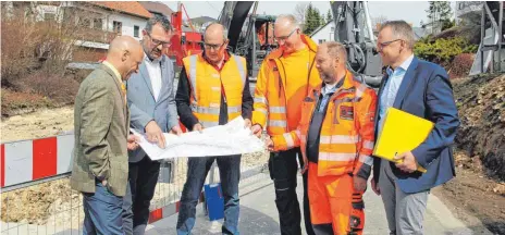  ?? FOTOS: HANSJÖRG STEIDLE ?? Fachleute unter sich beim Baggerbiss und offizielle­n Start zum Ausbau der Feldstette­r Straße in Westerheim (von links): Tobias Wanner vom Fachdienst Straßen des Landratsam­ts, Fachingeni­eur Lukas Oswald vom Ingenieurb­üro Wassermüll­er aus Ulm, Bauleiter...