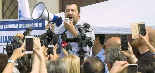  ?? (Ansa) ?? Il comizio
Il leader della Lega Matteo Salvini, 45 anni, ieri pomeriggio a Fiumicino