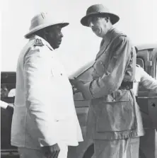  ??  ?? Photo ci-contre : Visite du général de Gaulle au Tchad (alors en Afrique équatorial­e française) en octobre 1940. Le franc CFA est créé par un décret signé le 25 décembre 1945 par le Général et rassemble les pays de l’UEMOA (Union économique et monétaire ouest-africaine) et ceux de la CEMAC (Communauté économique et monétaire de l’Afrique centrale) plus les Comores. (© United States Office of War Informatio­n)