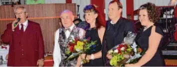  ??  ?? Die Geehrten des Jubiläums: (von links) Udo Wendig, Paul Hobmair, Dagmar und Thomas Adler sowie Nicole Schroll.