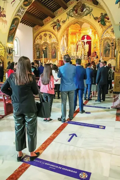  ?? EFE ?? Cientos de fieles visitan la Iglesia de Santa Genoveva, sede de la cofradía del mismo nombre, en Sevilla