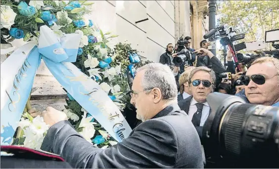  ?? CLAUDIO PERI / EFE ?? Ofensa y desagravio. La directiva del Lazio hizo una ofrenda en la sinagoga de Roma en desagravio por las
pegatinas de Anna Frank