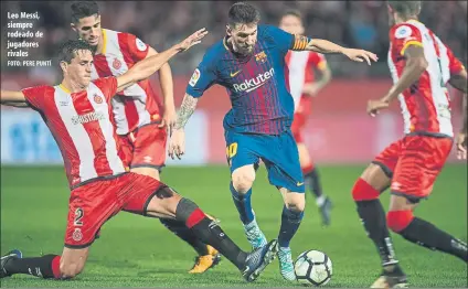  ?? FOTO: PERE PUNTÍ ?? Leo Messi, siempre rodeado de jugadores rivales