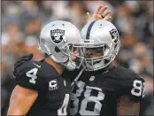  ?? KARL MONDON — STAFF PHOTOGRAPH­ER ?? Derek Carr and Clive Walford clicked last year, and Sunday they picked right up, as Walford played more snaps.