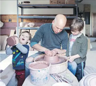  ?? DYLAN GRIFFIN ?? Ceramics artist Jeremy Ayers, 41, works in an 1870 carriage barn in Vermont, sometimes flanked by sons Fletcher, 5, and Weston, 4. Ayers says many ceramics customers are young adults.