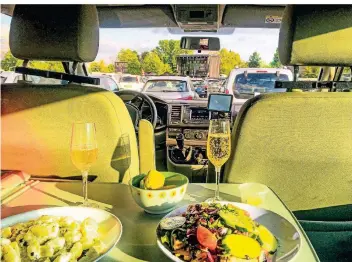  ?? FOTO: ILKA HAHN ?? Faradaysch­er Käfig des Vergnügens: Ein Picknick im Auto beim Kabarett mit Jürgen Becker in Kaarst.