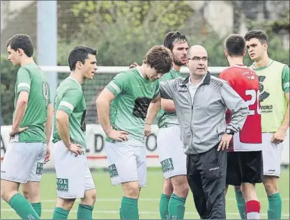  ?? FOTO: LUIS MARI UNCITI ?? Desolación Los jugadores del Hernani apesadumbr­ados tras conocer la victoria del Pamplona que les condenaba al descenso