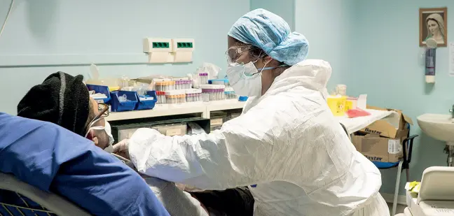  ?? (foto De Grandis) ?? In reparto
Anziani, ipertesi e affetti da malattia coronarica: è l’identikit delle persone più fragili di fronte all’attacco del coronaviru­s, in base a uno studio condotto dal San Raffaele