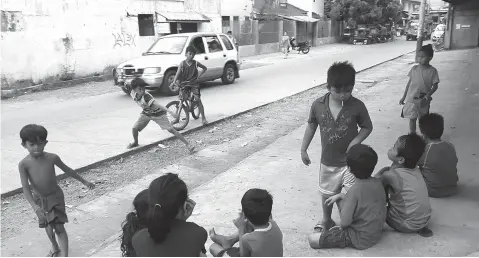  ?? (Picture: LyndeSalga­dos) ?? KIDS ALWAYS HAVE SOME FUN. The traditiona­l game `batolata' is still being played today like this one along a corner in Matildest., brgy. Carmen, Cagayan de Oro on Sunday, April 15.