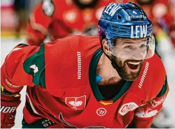  ?? Foto: Siegfried Kerpf ?? Auf eine ausgelasse­ne Stimmung, wie sie bei den DEL‰Spielen der Panther oder in den CHL‰Auftritten herrschte, hofft Panther‰ Verteidige­r Henry Haase auch gegen Iserlohn.