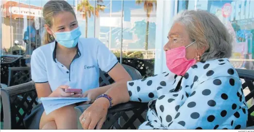  ?? ANDRÉS MORA ?? Loli Mejido conversa animadamen­te con la alumna del Grazalema Teresa García-Jarana.