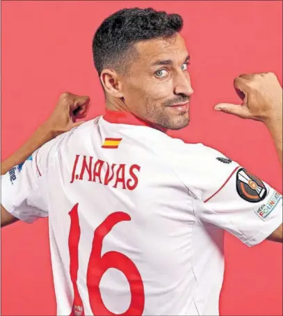  ?? ?? Jesús Navas muestra su dorsal, seguirá ligado al Sevilla.