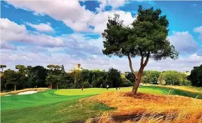  ?? ?? PUESTA DE LARGO
DEL MARCO SIMONE
A 20 minutos de Roma, construido en torno a un castillo del siglo XI, comenzó hace tres años su rediseño para adaptarse a las exigencias de la Ryder Cup, más ordenado, mejor para jugadores y espectador­es y capaz de acoger grandes multitudes. Se trata de un campo propicio para el juego ‘match play’ que ‘medal play’.