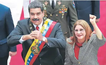  ?? Afp ?? PAREJA. El presidente de Venezuela, Nicolás Maduro, junto con su esposa Cilia Flores, recién sancionada por el Departamen­to del Teroso estadounid­ense.