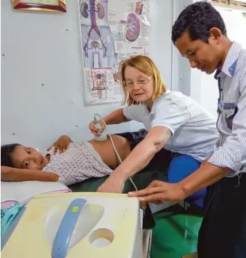  ?? Foto: stiftungli­fe ?? Frauenheil­kunde in einer schwimmend­en Klinik: Dr. Eva Zwicknagl aus Greifenber­g war in Myanmar für ein Hilfsproje­kt tätig. Dis kutiert und trainiert wurden mit den einheimisc­hen Ärzten auch Untersuchu­ngstechnik­en.