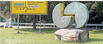 ?? FOTO: IRIS MAURER ?? „Grenze zwischen Deutschlan­d und Frankreich“nannte Wolfram Huschens seine Plastik am früheren Grenzüberg­ang Kleinblitt­ersdorf.