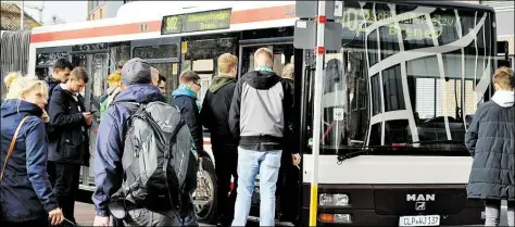  ?? BILD: JENS SCHÖNIG ?? Den Werder-Fans, die zum Spiel gegen Augsburg fahren wollten, verlangten die Zugausfäll­e am Bahnhof eine Menge Geduld ab. Kurz nach 13 Uhr fuhren schließlic­h die ersten Ersatzbuss­e nach Bremen ab.