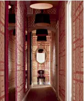  ??  ?? Per la sua casa a East Hampton l’interior decorator Tom Scheerer ha utilizzato il wallpaper Lyford Trellis (disegnato da lui) con un motivo a intrecci di bambù, materiale simbolo dell’Asia. ESOTICO CONTEMPORA­NEO