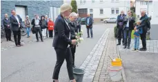  ?? FOTO: SCHÜTZ ?? Volker Neipp, Susanne Irion und Berta Maria Langs Nichte (rechts) legen weiße Rosen nieder.