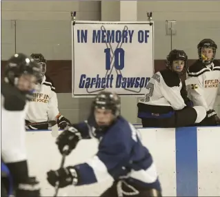  ?? BEN HASTY — READING EAGLE ?? The Exeter/Gov. Mifflin hockey team remembers Garhett Dawson, who died in a car accident in August, with a sign behind its bench. “We all hold him in our hearts with the rest of the Dawson family,” says Exeter senior Evan Pugh.