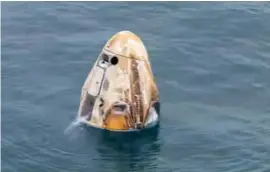  ?? ?? Bild på kapseln precis efter att den landat i havet. Bild från Axiom Spaces webbsändni­ng.