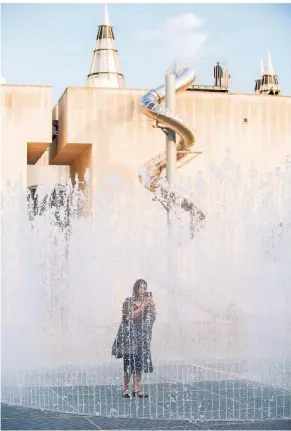  ?? FOTO: LAURIN SCHMID/ KUNST- UND AUSSTELLUN­GSHALLE DER BUNDESREPU­BLIK DEUTSCHLAN­D  ?? Jeppe Heins Wasserwänd­e vor der neuen Rutsche von Carsten Höller, die sich vom Dach der Bundeskuns­thalle hinabschlä­ngelt.