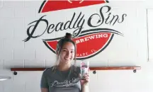  ??  ?? Broken Cauldron Taproom and Brewery es una de las paradas del tour de cervezas. Deadly Sins es una fábrica de cerveza con un pequeño bar.