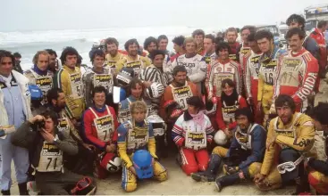  ??  ?? Dakar 1982. Cyril Neveu, sur sa Honda 500 XLS, remporte son 3e rallye (sur 4) devant son coéquipier Philippe Vassard. Thierry, à gauche, pose avec les 33 rescapés. Des héros !