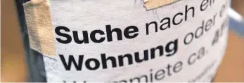  ?? SYMBOLFOTO: PAUL ZINKEN/DPA ?? Die Suche nach einer geeigneten Wohnung für sich und ihre drei Kinder gestaltet sich für die Alleinerzi­ehende Simone Schorpp als schwierig.