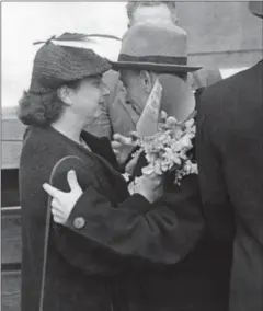  ?? FOTO: WILLIAM DOUGLAS/RITZAU SCANPIX ?? Kommuniste­n Martin Nielsen modtages af sin hustru, Agnes, med blomster og flag med hammer og segl efter at have siddet i koncentrat­ionslejren Stutthof i fire år.