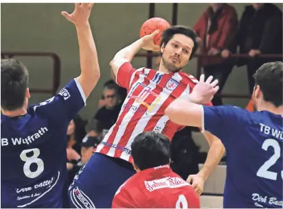  ?? FOTO: ACHIM BLAZY ?? Der ehemalige Zweitligas­pieler Bastian Schlierkam­p (am Ball) ist für die Reserve der SG Ratingen in der Verbandsli­ga aktiv. Als Geschäftsf­ührer will er den Klub weiter profession­alisieren.