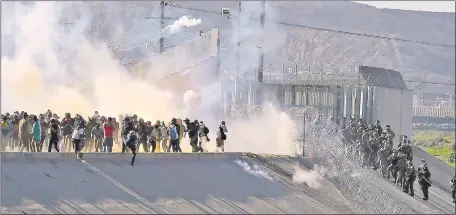  ??  ?? Vista de gases lacrimógen­os que la policía fronteriza de EE.UU. utilizó ayer para evitar que grupos de inmigrante­s crucen la garita El Chaparral, de la ciudad de Tijuana. EFE