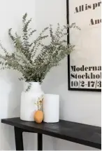  ??  ?? FRESH TAKE Katy loves to have flowers and other flora on display. Elsewhere in the home, large plants add their freshness and texture to most rooms. A custom painting by James’ sister Phoebe hangs above the sofa from Soren Liv. The daybed is from Nood.