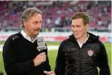  ??  ?? Live-Übertragun­g: Sport-Experte Peter Neururer (l.) im Gespräch mit dem Cheftraine­r des VfB Stuttgart, Hannes Wolf. imago/Matthias Koch