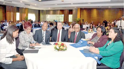  ??  ?? Los funcionari­os del sector salud debatieron el tema en el Foro Nacional de Salud Integral de Adolescent­es con énfasis en embarazo.