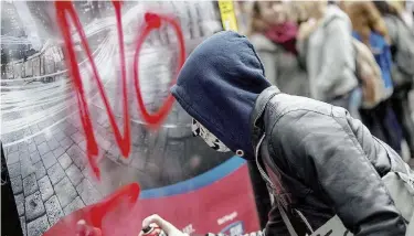  ?? Ansa ?? Antagonist­i Anarchici in piazza a Milano e, sotto, l’esterno di Villa Vegan