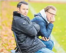  ?? FOTO: CHRISTIAN METZ ?? Mussten sich angesichts zahlreiche­r Ausfälle eine neue Aufstellun­g und eine neue Taktik für den SV Oberzell überlegen: Co-Trainer Oliver Wittich (links) und Achim Pfuderer.