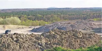  ?? ARCHIVFOTO: SCHEFFLER ?? Der Mühlenberg der Firma Nottenkämp­er ist durch die unerlaubte Ablagerung von Ölpellets und anderen Industriea­bfällen inzwischen zu einer Deponie der Klasse 3 geworden.