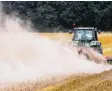 ?? Foto: Oliver Berg, dpa ?? In Nord  und Ostdeutsch­land trifft die Dürre viele Bauern.