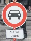  ?? FOTO: DPA ?? Das Fahrverbot für Euro-4-Diesel kommt ab 2019. Wie die Fahrzeuge gekennzeic­hnet werden sollen, ist noch unklar.