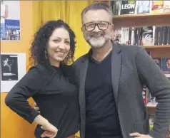  ??  ?? Hanna Vernet, auteure de «Rêves en noir et blanc», avec le libraire Pierre-Yves Dodat, de Mille Paresses.