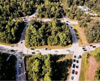  ?? Jason Fochtman/Staff photograph­er ?? The intersecti­on at Grogan’s Mill Drive and Research Forest Drive in The Woodlands is shown. The “hot-topic intersecti­on” has been the cause of various hazard reports from residents.