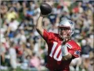 ?? STEVEN SENNE — THE ASSOCIATED PRESS ?? New England Patriots quarterbac­k Jimmy Garoppolo delivers a pass during training camp Thursday in Foxborough, Mass.