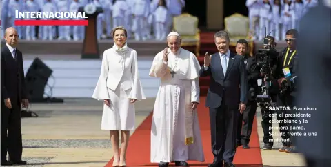  ??  ?? SANTOS. Francisco con el presidente colombiano y la primera dama. Saludo frente a una multitud.